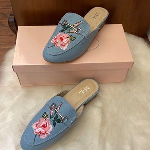 🆕 Absolutely stunning! Denim floral block heel mule in size 7.5